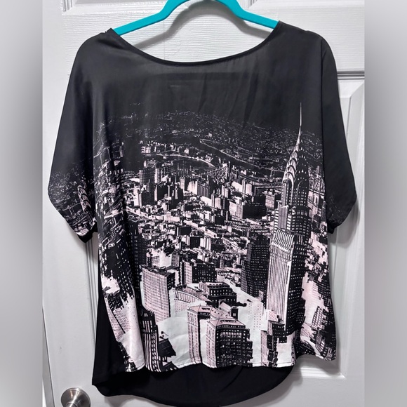 Blouse with New York cityscape and tie back neck - Picture 1 of 4